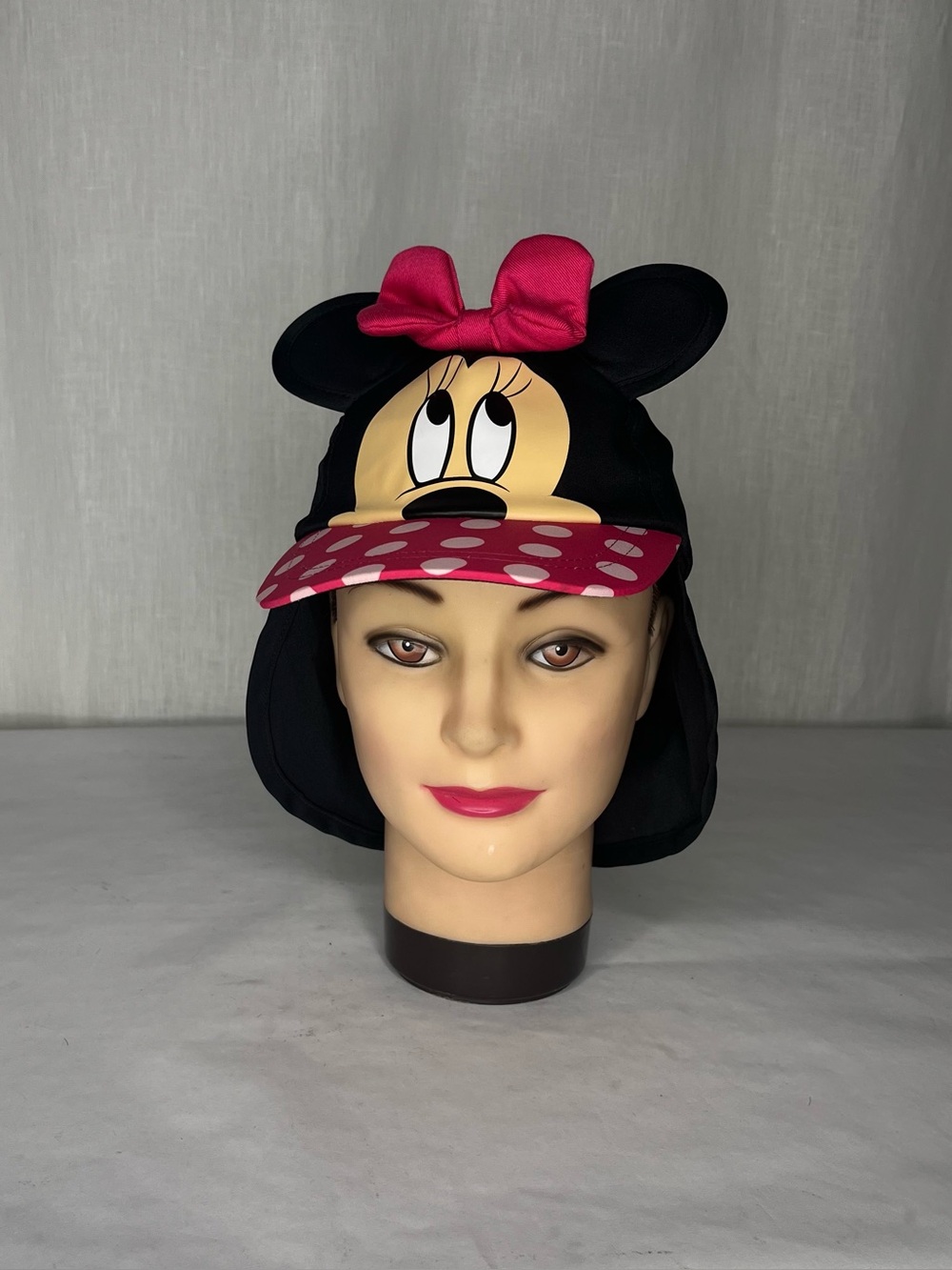 Girls Minnie Mouse shade hat!